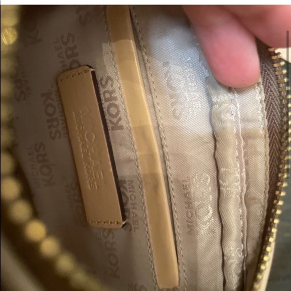 Authentic Micheal kors crossbody signature bag - Picture 2 of 7